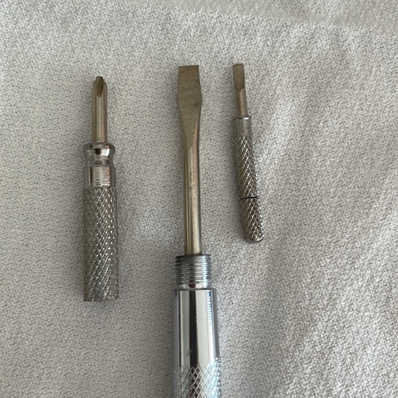 Multiple use hammer screwdriver set. 3 different size screwdrivers. - Picture 4 of 6